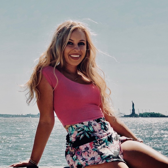 Meet your Posher, Briana - Picture 1 of 2